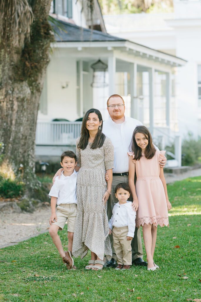 What to Wear for Family Photos in Tallahassee: Easy Outfit Ideas That Look Good in Cards and Prints 1 Family photo session at Goodwood Museum and Gardens Tallahassee, wearing coordinated neutral outfits.