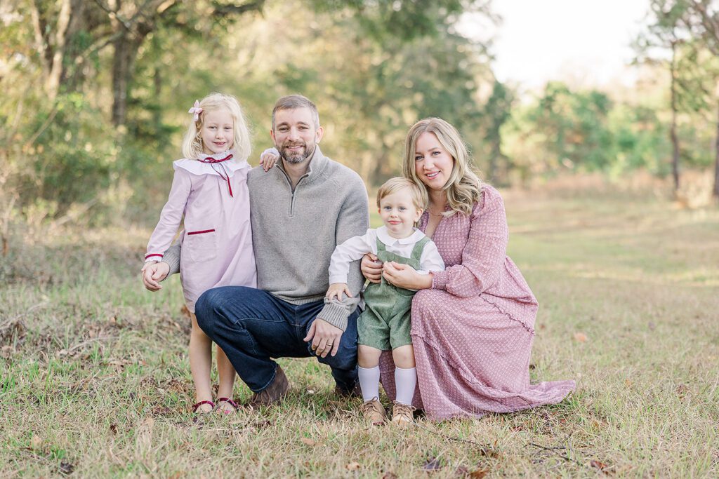 What to Wear for Family Photos in Tallahassee: Easy Outfit Ideas That Look Good in Cards and Prints 2 Coordinated family photo outfits for Tallahassee photography session, soft pastels and neutrals.